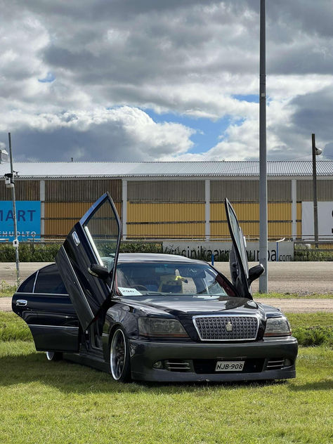 #ToyotaCrown #Crown #Toyota #LuxuryCar #Sedan #JapaneseCars #CarLover #CarPorn #CarPhotography #Automotive #CarCulture #Retro #ClassicCars #Drifting #Tuned #Modified Crown Toyota, Project Cars, Toyota Crown, Car Culture, Car Photography, Japanese Cars, Car Lover, Luxury Cars, Classic Cars