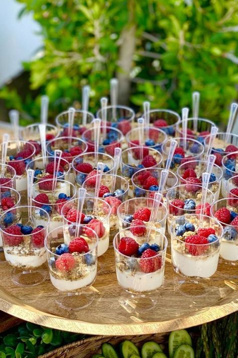 Appetizers For Sweet 16 Party, Yogurt Parfait Board, Sweet 16 Brunch Ideas, Fruit Cups For Party, Birthday Food Table, Graduation Party Snacks, Quick Party Snacks, Breakfast Brunch Party, Catering Food Displays