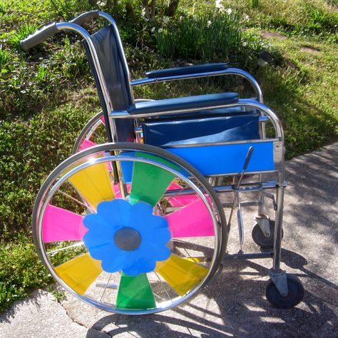 Mobility Aid Decoration, Decorated Wheelchair, Wheelchair Decorations Ideas, Wheelchair Decor, Wheelchair Decorations, Star Pasta, Wheelchair Costumes, Nursing Home Activities, Tv Head