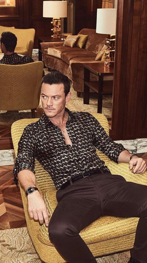 I like the way u do it. Silk Shirt Men, Photoshoot Makeup, Luke Evans, Poses For Men, Instagram Foto, Silk Shirt, Look Cool, Art Style, A Man