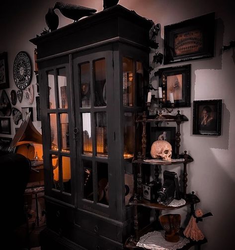 Gothic Cabinet, Victorian Gothic Decor, Gothic Homes, Nerd Decor, Bedroom Decor Lights, Dark Home Decor, Dream Apartment Decor, Dream Furniture, Goth Home