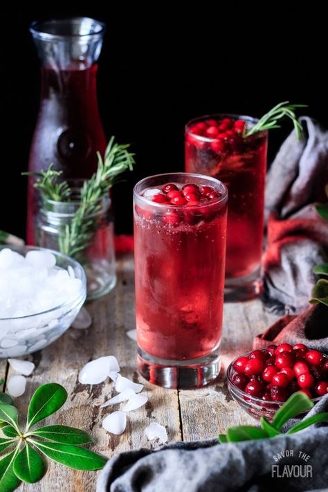 Sparkling Cranberry Mocktail: this ridiculously easy cranberry mocktail is full of sparkles and fun! Just mix together cranberry juice with some cranberry Sprite and garnish with ice, rosemary, and fresh cranberries to craft a delicious non alcoholic drink. Family and friends will love this holiday mocktail on Thanksgiving, Christmas, or New Years Eve! | www.savortheflavour.com #cranberrymocktail #newyearseve Nye Drink Recipes, Cranberry Sprite, Strawberry Drink Recipes, Nye Drinks, Fruit Drinks Alcohol, Cranberry Mocktail, Holiday Mocktail, Kid Friendly Drinks, Vodka Lime