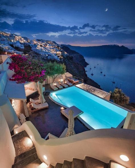 Hotels In Santorini Greece, Grecia Santorini, Santorini House, Greece Hotels, Luxury Suite, Beautiful Places Nature, Luxury Holidays, Santorini Greece, Vacation Destinations