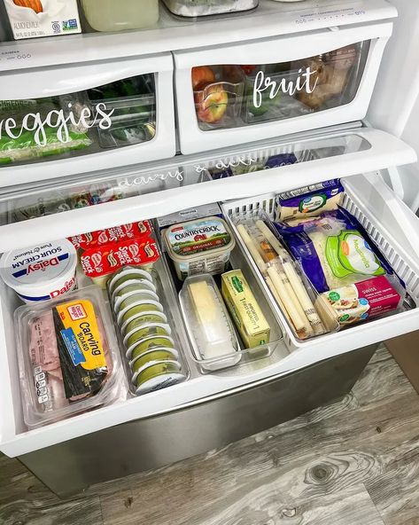 15 Refrigerator Organization Ideas You Need to Try Counter Depth Fridge Organization, Samsung Refrigerator Organization, Fridge Storage Ideas, Refrigerator Organization Ideas, Fridge Organization Ideas, Healthy Fridge, Refrigerator Organizer, Breakfast Party Foods, Fridge Drawers