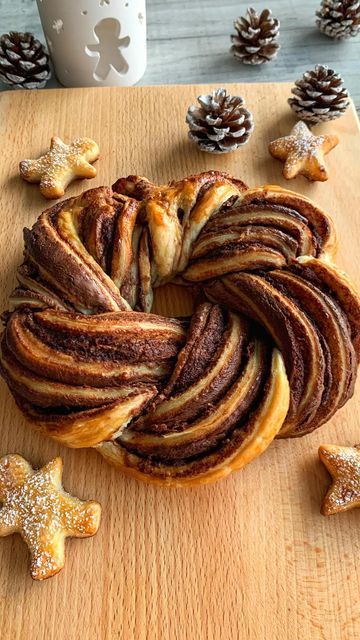 Fitwaffle Kitchen | Eloise on Instagram: "NUTELLA PASTRY WREATH 😍 This Nutella wreath looks and tastes amazing and it’s so easy to make with just 2-main ingredients 🙌 You can always use another spread if you prefer, such as biscoff or peanut butter 🥰 Sound on for full instructions 🔉 All you need is: 1 sheet of ready-roll puff pastry Nutella (as much as you like, to an extent 🙃) Egg wash (1 small egg + 1 tsp water) Icing sugar to dust Bake 200C/(180C fan) for 20 mins, then cover with foil a Nutella Christmas Star Puff Pastry, Nutella Puff Pastry Wreath, Nutella Pastry Knots, Nutella Thanksgiving Dessert, Nutella Wreath Puff Pastry, Christmas Cookies Nutella, Fitwaffle Christmas, Nutella Pastry Wreath, Puff Pastry Wreath Recipes