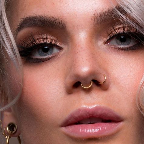 Golden Septum Piercing, Double Nostril Piercing Both Sides, Double Nostril Piercing, Septum Nose Rings, Linda Hallberg, Piercing Inspo, Lovely Eyes, Golden Eyes, Nose Pin