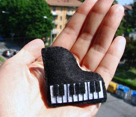 Piano Ornament, Ribbon Sculptures, Kids Piano, Music Ornaments, Music Crafts, Felt Hair Clips, Music Jewelry, Piano Teacher, Penny Rugs