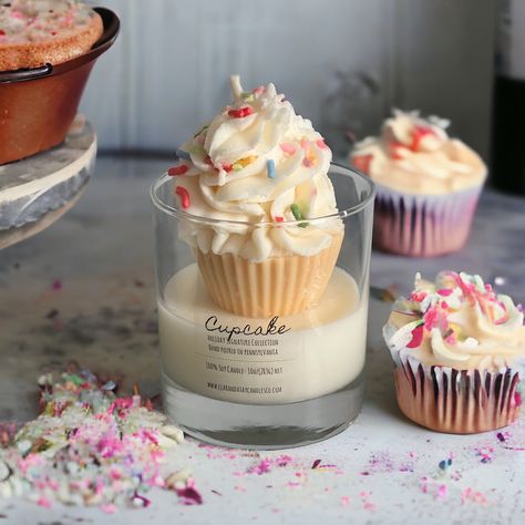 Our signature edition single wick, realistic cupcake design candle with whipped topping. Made of 100% natural soy. Makes a perfect gift or addition to any candles lovers collection. 8oz: 20-30 hours burn time Key scent notes: sugar, buttercream, honey (Please note: This candle is made to order with a processing time of 1-3 day. Everything is wax and not edible. Please don't consume) Unique Candle Ideas, Diy Candle Ideas, Bougie Cupcake, Candle Food, Fun Candles, Candle Dessert, Candle Unique, Candles Homemade, Homemade Soy Candles