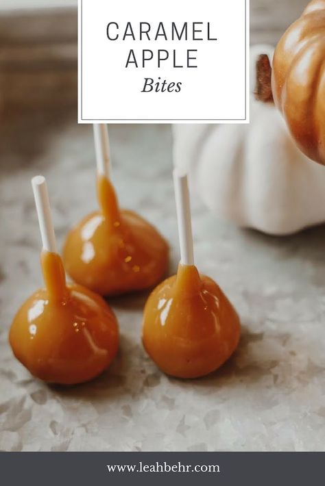 Caramel apple bites | Mini caramel apples | Fall treats | Fall dessert recipes | Halloween dessert recipes | Caramel apple recipe | Homemade caramel apple recipe | How to make caramel apple | Small caramel apple recipe | Halloween party dessert ideas | Halloween party food ideas | Lifestyle blogger | Leah Behr Caramel Apple Recipes Homemade, Apple Fall Treats, Mini Fall Dessert, Mini Carmel Apples, Apple Bites Recipe, Caramel Apple Bites, Apple Bites, Mini Caramel Apples, Gourmet Caramel Apples