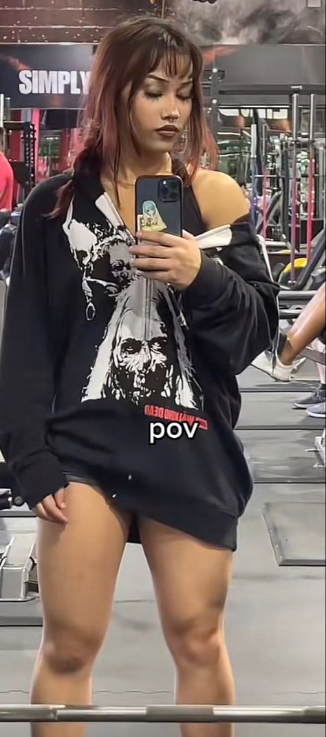 Gym Drip, Gym Clothes Women Aesthetic, Emo Gym Aesthetic, Alternative Athletic Outfits, Everyday Emo Outfits, Aesthetic Gym Clothes, Gothic Athletic Wear, Gym Outfit Graphic Tee, Punk Gym Outfit