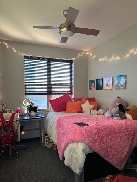 Dorm Ideas Black Women, Room Decor Ideas Latina, College Dorm Room Ideas Y2k, Baddie Dorm Room Ideas, Black Girls College Dorm Girl Rooms, Iowa State Dorm Room Ideas, Pink Dorm Room Decor, Dorm Room Themes, Pretty Dorm Room