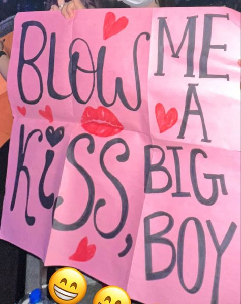 Kpop Concert Sign Ideas, Concert Banner, Usher Concert, Archie Andrews Riverdale, Harry Styles Clothes, Concert Signs, Harry Styles Concert Outfit, Lana Del Rey Concert, Posters Ideas