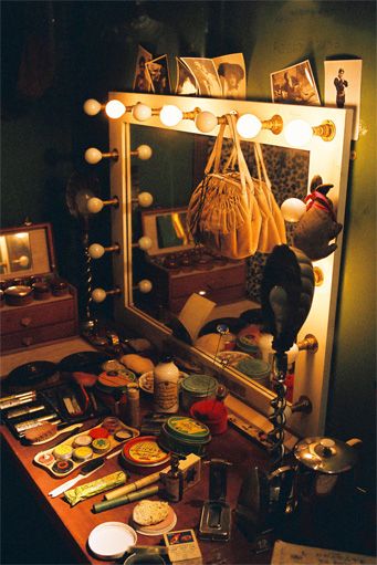 Vintage backstage dressing table Theatre Academia, Drømme Liv, Theatre Life, Theatre Kid, Dream Board, Cabaret, Musical Theatre, Dressing Room, Dressing Table