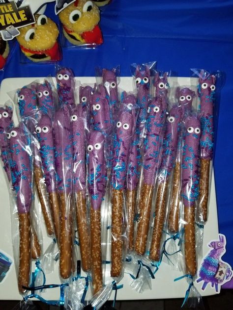 llama loot pretzel rod - fortnite party favor or party food idea Fortnight Birthday, Fortnight Party, Fortnite Llama, Fort Nite, Oversized Tunic Dress, Gaming Party, Nerf Birthday Party, Gamer Party, Fortnite Party