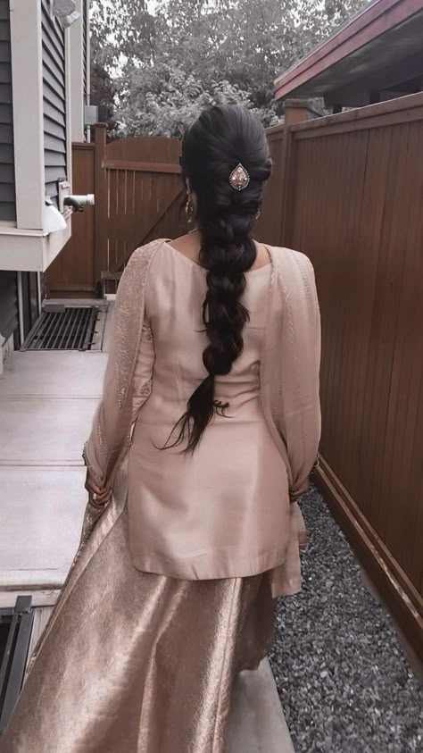 Hairstyles With Traditional Outfit, Hairstyles On Salwar Suit, Jaggo Hair Styles Punjabi, Jago Hair Styles Punjabi, Chutiya Hairstyle, Pakistani Hairstyles For Eid, Punjabi Wedding Hairstyles, Hairstyle On Suit, Hairstyles With Suits Indian