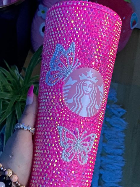 Starbucks Rhinestone Tumbler, Pink Rhinestone Starbucks Cup, Starbucks Bedazzled Cup, Baddie Tumbler Cups, Bling Ideas Rhinestones, Bedazzled Water Bottle, Rhinestone Projects Ideas, Bling Tumbler Rhinestones, Bling Cups Rhinestones Diy