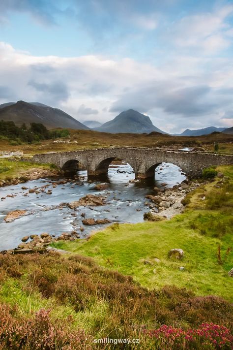 In the waters of north-west Scotland lies the Isle of Skye, an oasis of rugged beauty and deeply rooted Gaelic heritage. With its impressive cliffs, captivating landscapes and picturesque coastal villages, Skye is a charming blend of nature, culture and history. Here’s a list of the best things to do on the Isle of Skye. | skye island travel | sky island aesthetic Skye Island Scotland, Isle Of Skye Cottage, Neist Point Isle Of Skye, Scotland Isle Of Skye, Isle Of Skye Aesthetic, Scotland Highlands Aesthetic, Scotland Scenery, Isle Of Skye Map, Skye Island