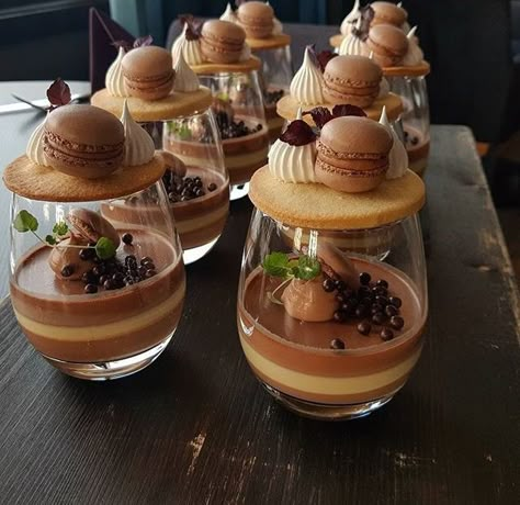 Dessert Presentation, Glass Dessert, Chocolate Pastry, Gourmet Desserts, Small Desserts, God Mat, Fancy Desserts, Mini Cheesecakes, Plated Desserts