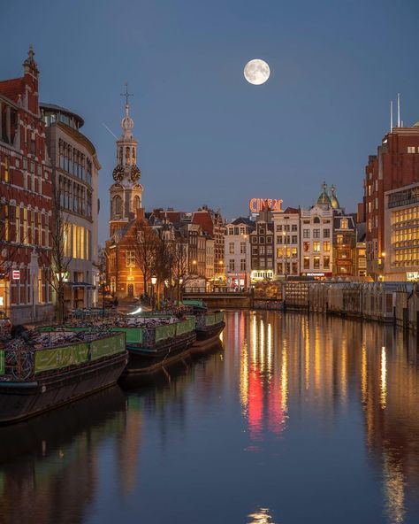 Amsterdam Tourist Attractions, Houses In Amsterdam, Narrow Houses, Amsterdam Photography, In The Pale Moonlight, Amsterdam Houses, Lovely Places, Beautiful Cities, Amsterdam Travel