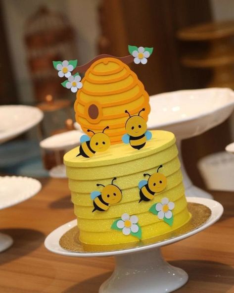 Raw Honey Recipes, Felt Food Diy, Little Pony Cake, Cupcake Decorating Tips, Pony Cake, Bee Cakes, Bee Baby Shower Theme, Sweet Decoration, Ladybug Birthday