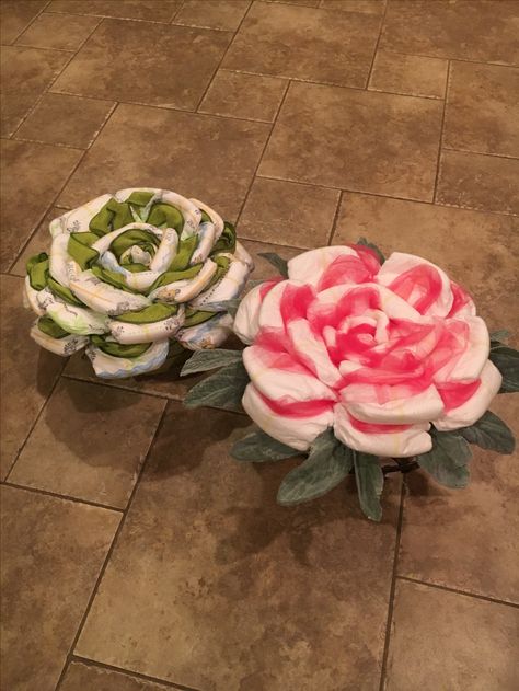 Diaper flowers Diaper Roses How To Make, Diaper Designs Ideas, Diaper Creations Diy, Flower Diaper Cake Ideas, Diaper Gift Ideas, Flower Diaper Cake, Shower Baskets, Diaper Bouquet, Diy Diaper Cake