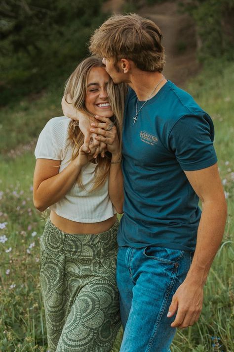 Couple-laughing-at-Bogus-Baisn-in-Boise,-Idaho-in-wildflowers Cute Professional Couple Pictures, Professional Couple Pics, Professional Couple Photoshoot Poses, Love Beach Quotes, Couple Poses Fall, Quotes For Your Love, Fall Couple Pictures, Hannah Taylor, Cute Country Couples