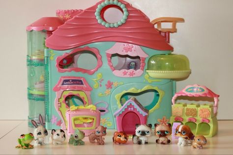 littlest pet shop house Lps Houses, Lps Popular, Lps Toys, Lps Pets, Little Pet Shop Toys, Lps Littlest Pet Shop, Nostalgic Toys, Toy House, Childhood Toys