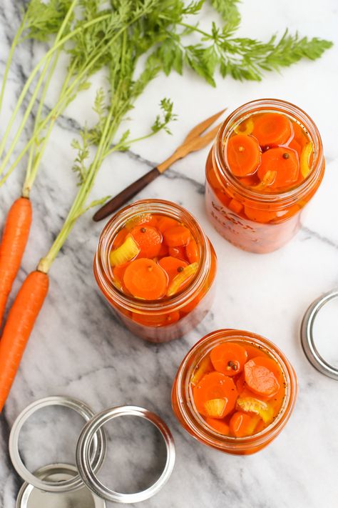 Quick Pickled Carrots by @farmgirlsdabble! Mmmm. A tasty treat. Kimchi Pickles, Quick Pickled Carrots, Pickles Recipes, Pickled Things, Pickled Carrots Recipe, Quick Pickled Vegetables, Canning Equipment, Low Carb Wraps, Quick Pickled