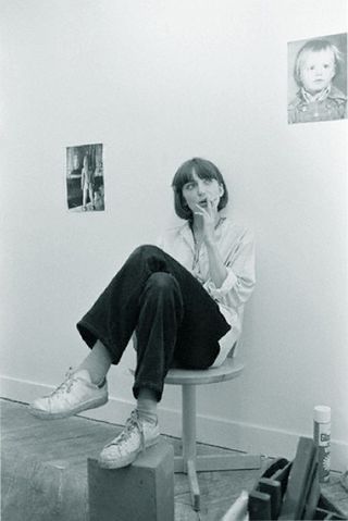 Tat-art: film director and actress Christine Pascal on the set... Style Parisienne, Adidas Shoes Women, Woman Sitting, Poses References, Film Director, A Chair, Look Fashion, Photography Inspiration, Style Icons