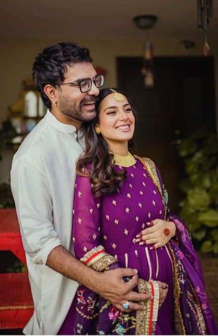 Baby Shower Couple Outfits, Godh Bharai Outfit Indian, God Bharai, Indian Maternity Photos, Indian Maternity, Bride Reception Dresses, Indian Baby Showers, Maternity Photography Poses Couple, Maternity Photo Outfits