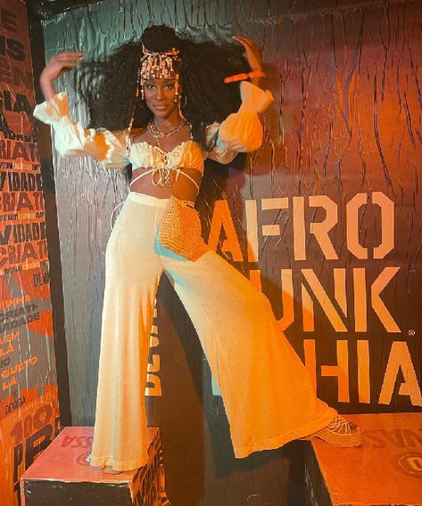 AFROPUNK BAHIA: os melhores looks e tudo que você precisa saber sobre o festival » STEAL THE LOOK Afro Look Outfit, Afro Beats Festival Outfit, Afro Punk Fashion Black Women, Afropunk Aesthetic, Afro Punk Festival, Afropunk Outfits, Look Afro, Afropunk Fashion, Afrofuturism Fashion