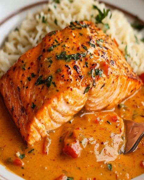 Learn how to make creamy roasted red pepper salmon in under 40 minutes. This rich and delicious recipe is perfect for a quick weeknight meal! Salmon Romesco, How To Make Salmon, Red Pepper Salmon, Red Fish Recipes, Roasted Red Pepper Recipes, Roasted Red Peppers Recipes, Roast Salmon, Red Pepper Recipes, Paprika Recipes