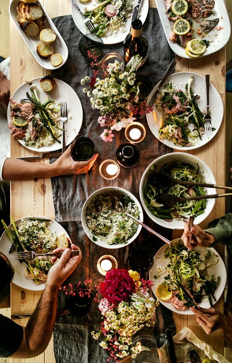 Table Full Of Food, Simple Front Porch, Diner Recept, Photography Styling, Food Table, Wedding Food, Beautiful Food, Potato Recipes, Family Dinner