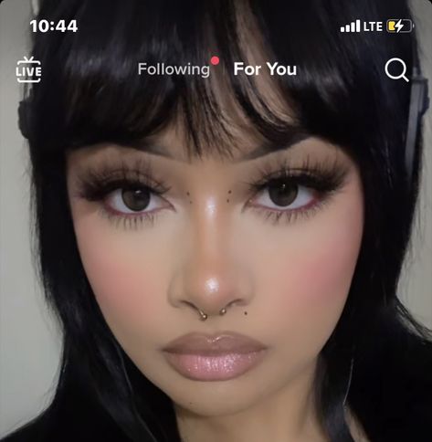 Round Eye Shape Makeup, Uche Natori Makeup, Big Lashes Makeup Look, Big Face Makeup, Blush On Nose, Heart Shaped Face Makeup, Heavy Blush Makeup Looks, Girly Makeup Looks, Stargirl Makeup