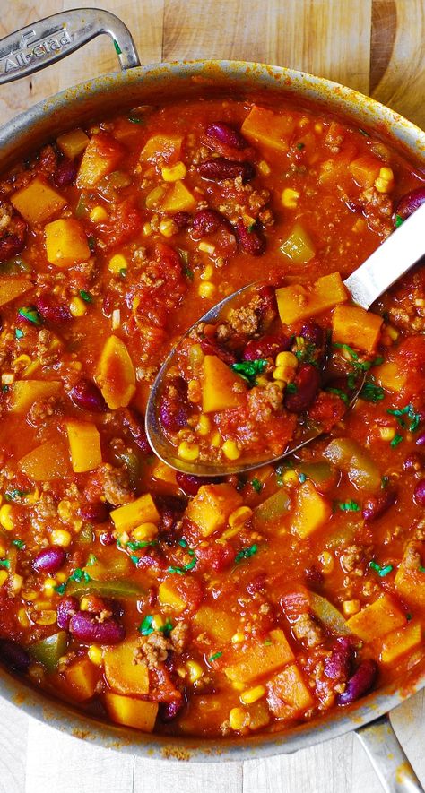 Delicious Butternut Squash, Bean, and Beef Chili – perfect combination of flavors! Perfect recipe for the Fall! Beef Chili With Beans, Beef Food Recipes, Beef And Beans, Squash Chili, Chili With Beans, Butternut Squash Chili, Bean Chili Recipe, Butternut Squash Recipes, Beef Chili