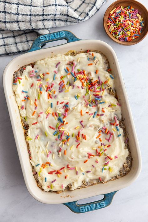 Birthday Baked Oats, Birthday Cake Baked Oats, Healthy Birthday Cake Recipes, Healthy Birthday Cakes, Healthy Birthday, Macro Recipes, Vegan Buttercream, Birthday Baking, Vegan Oatmeal