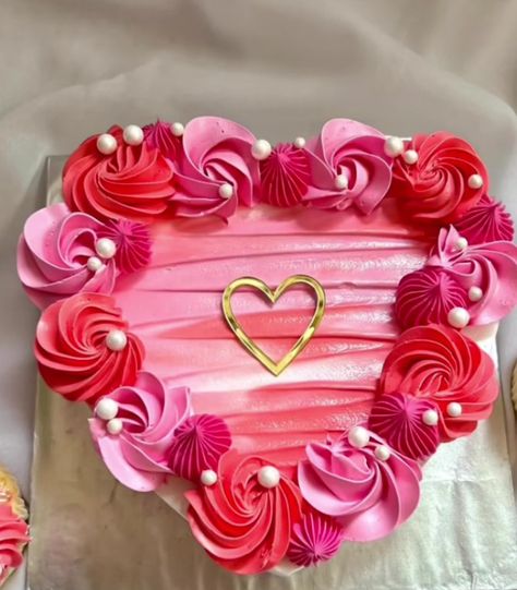 Round Vintage Cake, Vintage Cake Design, Cake Designs Images, Cake Decorating Designs, Heart Cake, Valentine Special, Vintage Cake, Round Cakes, Cake Designs