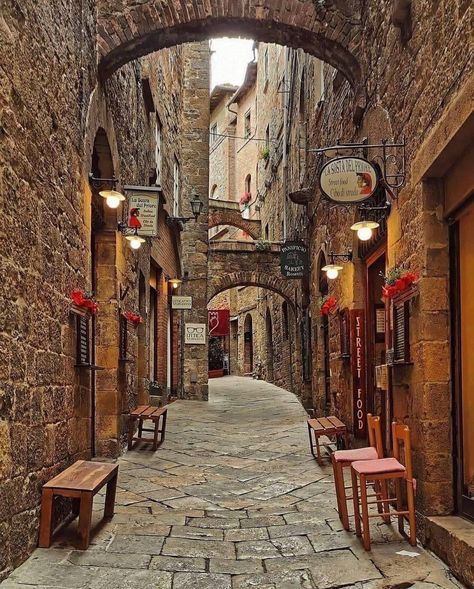 Italy | Travel | Inspiration 🇮🇹 op Instagram: "Streets of Volterra 🌆 ~ double tap 🇮🇹 - Credit: @francescabologni - Follow @dreamsinitalian for more Italian content daily ! - Follow…" Italy Street, Siena Italy, Italy Map, Italy Aesthetic, Beautiful Streets, Cool Countries, Beautiful Places To Visit, Countries Of The World, Double Tap