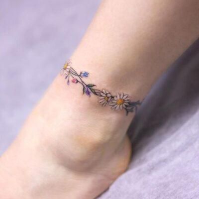 Daisy Chain Tattoo Ankle, Bracelets Tattoo, Wrap Around Ankle Tattoos, Daisy Chain Tattoo, Tattoo Armband, Ankle Band Tattoo, Purple Anklet, Tattoos Ankle, Ankle Boots Outfit