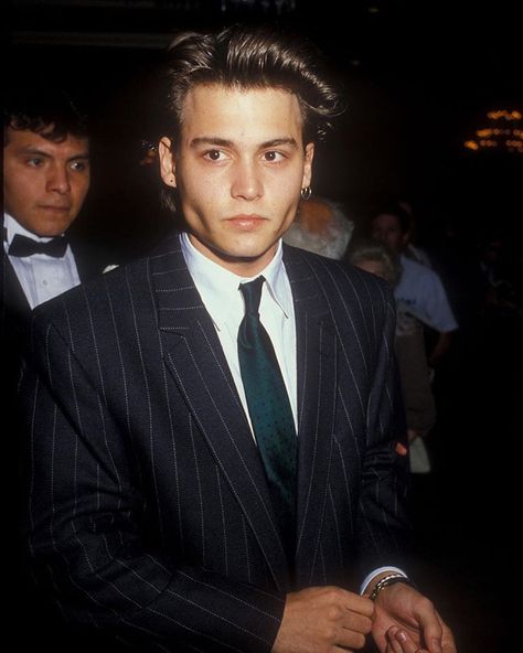 Who's your favorite? ⬇ Back to the 90's 😍 90s Johnny Depp, John Depp, جوني ديب, Model Tips, Kaptan Jack Sparrow, 90s Actors, A Man In A Suit, Young Johnny Depp, Man In A Suit