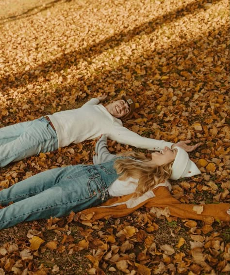 Fall Pictures Photo Shoots, Autumn Aesthetic Boyfriend, Teenage Couple Fall Photoshoot, Fall Neighborhood Aesthetic, Fall Relationship Goals, Autumn Couple Photos, Country Fall Photoshoot, Fall Couples Photoshoot Pumpkin Patch, Fall Photoshoot Couple Photo Ideas