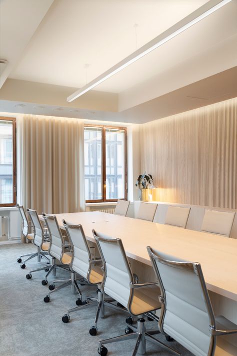 Conference Room And Office, Meeting Room Lighting Design, Modern Meeting Room Design, Meeting Room Office Design, White Conference Room, Meeting Room Design Creative, Office Meeting Room Interior, Meeting Room Lighting, Meeting Room Design Office