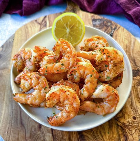 This Steamed Shrimp recipe will easily become your go-to dish for a quick 15-minute weeknight meal. Our easy-to-follow recipe ensures perfectly tender shrimp, cooked to perfection and seasoned with Old Bay and smoked paprika. Pair these with your favorite sides, salads, or with our mouthwatering dipping sauces. Steamed Shrimp Old Bay, Simple Seafood Recipes, Steamed Shrimp Recipe, Shrimp Dinners, Pasta Salad Salmon, Smoked Shrimp, Seasoned Shrimp, Shrimp Spaghetti, Raw Shrimp