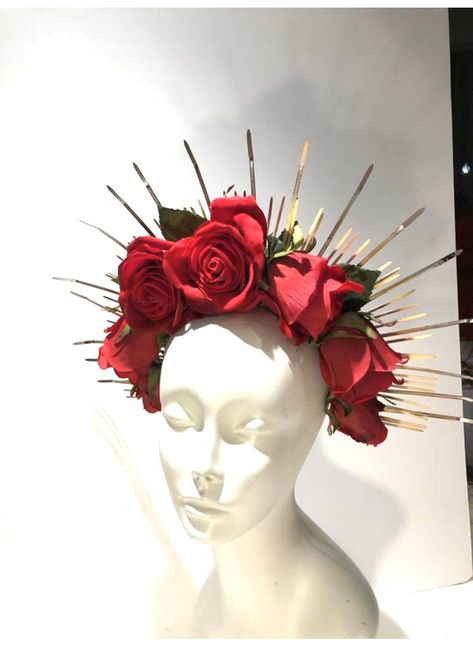 Flower Headress Ideas, Rose Costume Flower, Rose Makeup Flower, Red Rose Makeup, Roses Headpiece, Rose Flower Makeup, Flower Head Dress, Red Roses Dress, Crown With Flowers