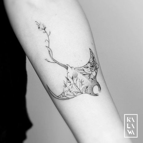 Stingray Ankle Tattoo, Unique Collar Bone Tattoo Ideas, Behind The Neck Tattoos For Women, Stingray Tattoos, Tattoo Patchwork, Match Tattoo, Tattoo Sternum, Tatuaje Studio Ghibli, Tattoo Pretty