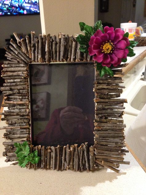 Stick Picture Frame, Photo Frame Decor, Cadre Photo Diy, Kids Picture Frames, Homemade Pictures, Frames Diy Crafts, Diy Picture Frame, Photo Frame Crafts, Frame Wall Collage