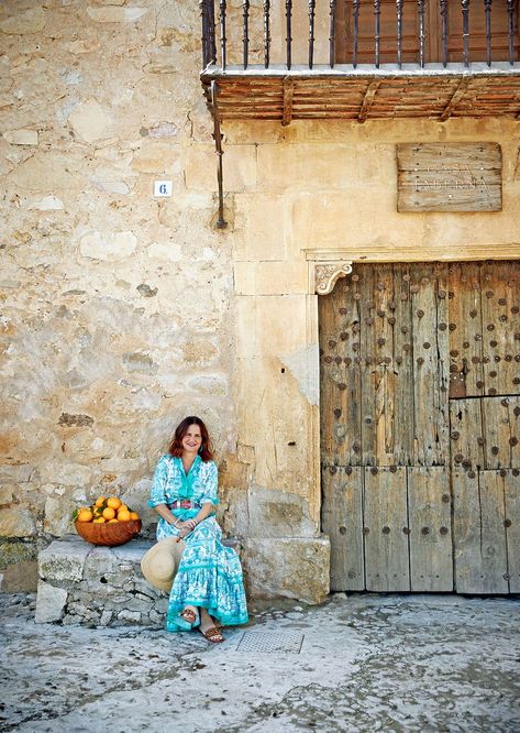 La célebre chef recupera una antigua casona en la villa medieval de Pedraza para reconvertirla en CASA TABERNA, un refugio de cuento donde desconectar. Elle Decor, Chef, Villa