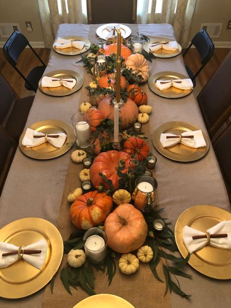 Thanksgiving Decorations Table Setting, Simple Thanksgiving Table Decor, Thanksgiving Dinner Table Setting, Thanksgiving Dinner Table Decorations, Thanksgiving Dinner Decor, Thanksgiving Decor Ideas, Simple Thanksgiving Table, Friendsgiving Dinner Party, Thanksgiving Plates