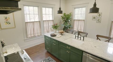 Hometown Kitchens, Hometown Hgtv, Hgtv Home Town, Home Town Hgtv, Estilo Farmhouse, Hgtv Kitchens, Erin Napier, Kitchen 2021, Home Improvement Show