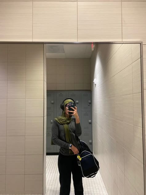 Hijab Fitness Gym, Sport Modest Outfit, Gym Fits Aesthetic Modest, Hijabi Volleyball Player, Modest Gym Aesthetic, Modest Volleyball Outfits, Modest Hijabi Gym Outfit, Hijabi Running Outfit, Hijabi Gym Fits